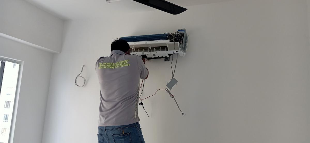 Servicing a wall unit